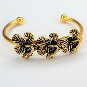 𝅺THREE Flowers Cuff Bracelet in Antique Gold Plating